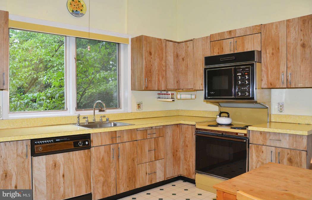 7134 River Road Bethesda, MD 20817 - Photo 11 of 29 Table Space Kitchen with Vaulted Ceiling
