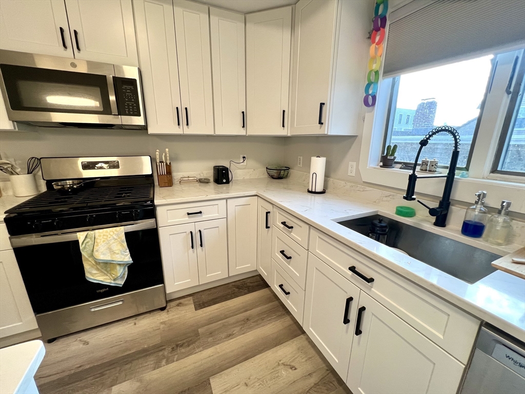242 West 3rd Street, Unit 2 Boston, MA 02127 - Photo 3 of 21