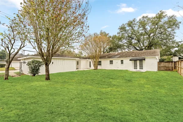 a view of a house with backyard