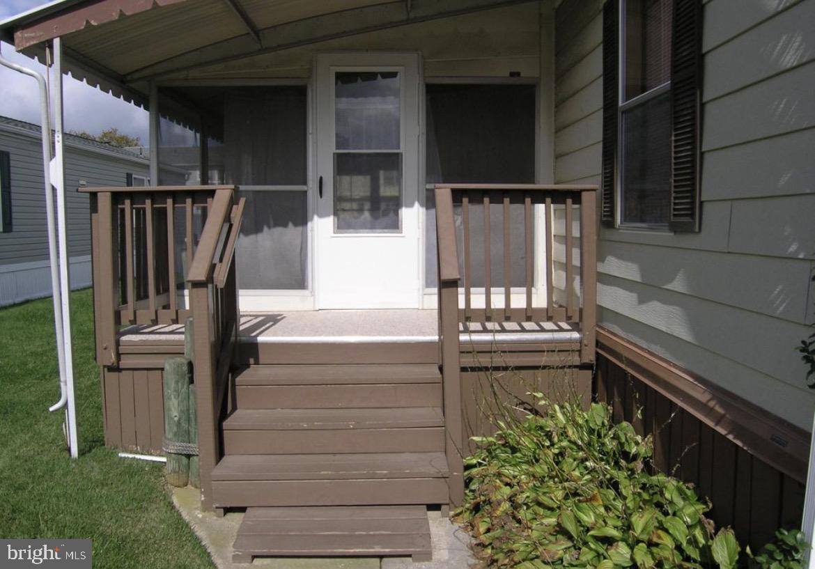 142 Peachtree Road Ocean City, MD 21842 - Photo 6 of 14 a view of entryway with a front door