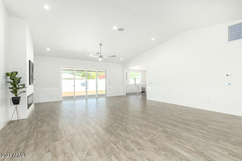 3820 East Piccadilly Road Phoenix, AZ 85018 - Photo 6 of 25 08-Clarendon