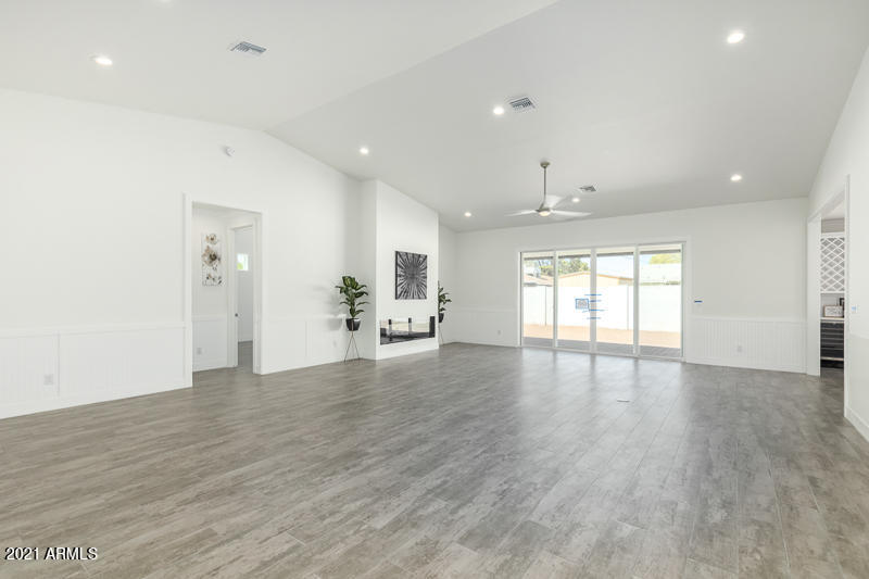3820 East Piccadilly Road Phoenix, AZ 85018 - Photo 7 of 25 09-Clarendon