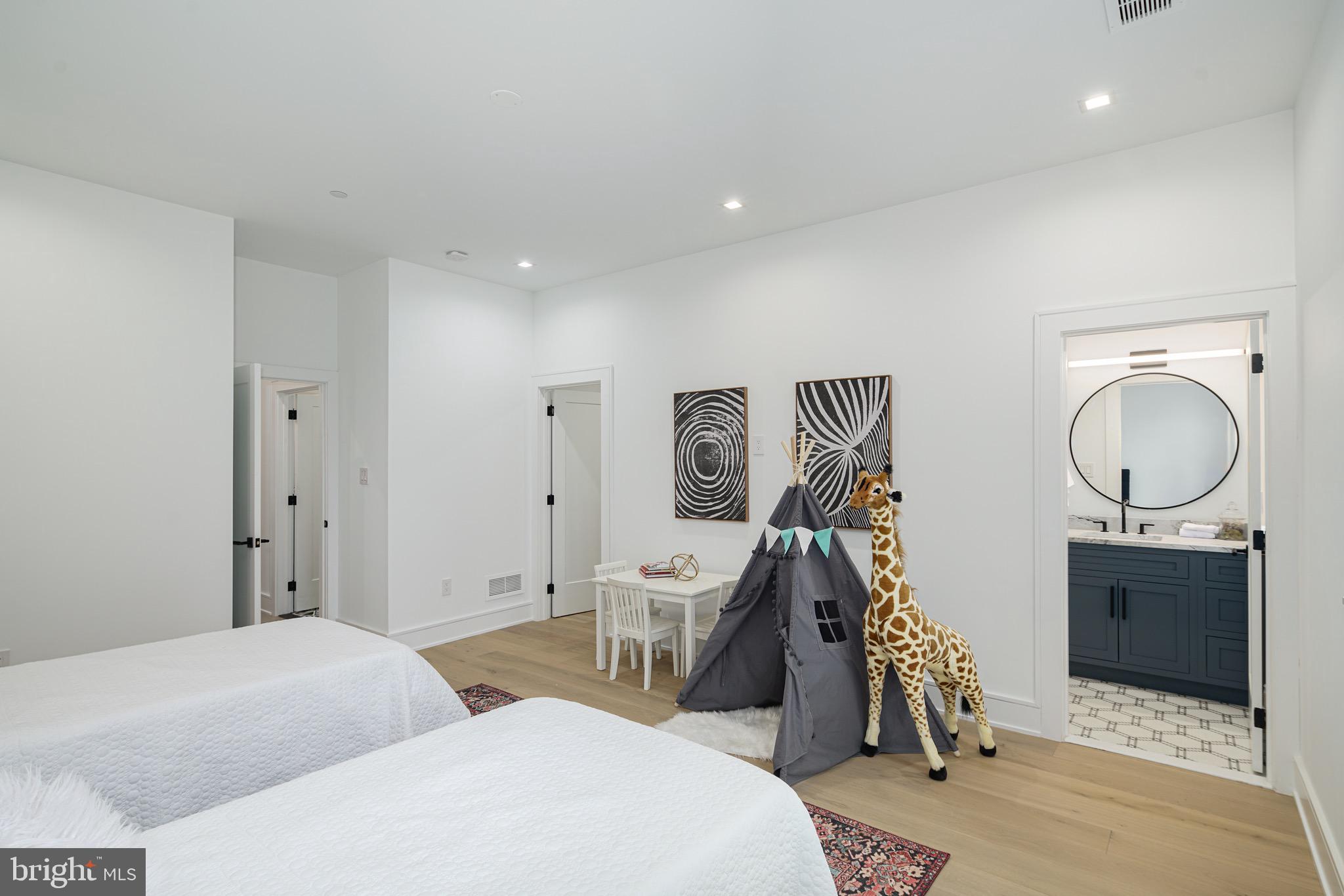 2322 Sansom Street Philadelphia, PA 19103 - Photo 45 of 82 3rd Floor Guest Room