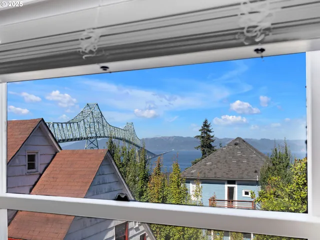 a view of houses with sky view