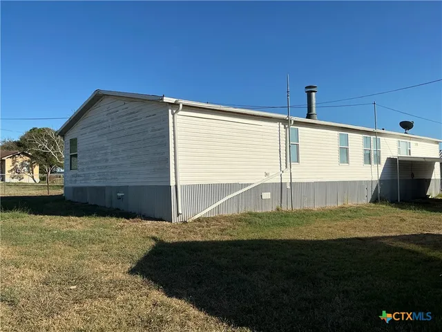 a view of back yard of the house