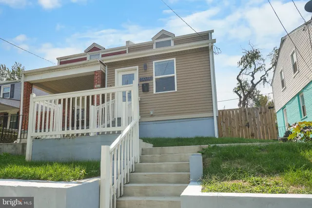 a view of house with a yard