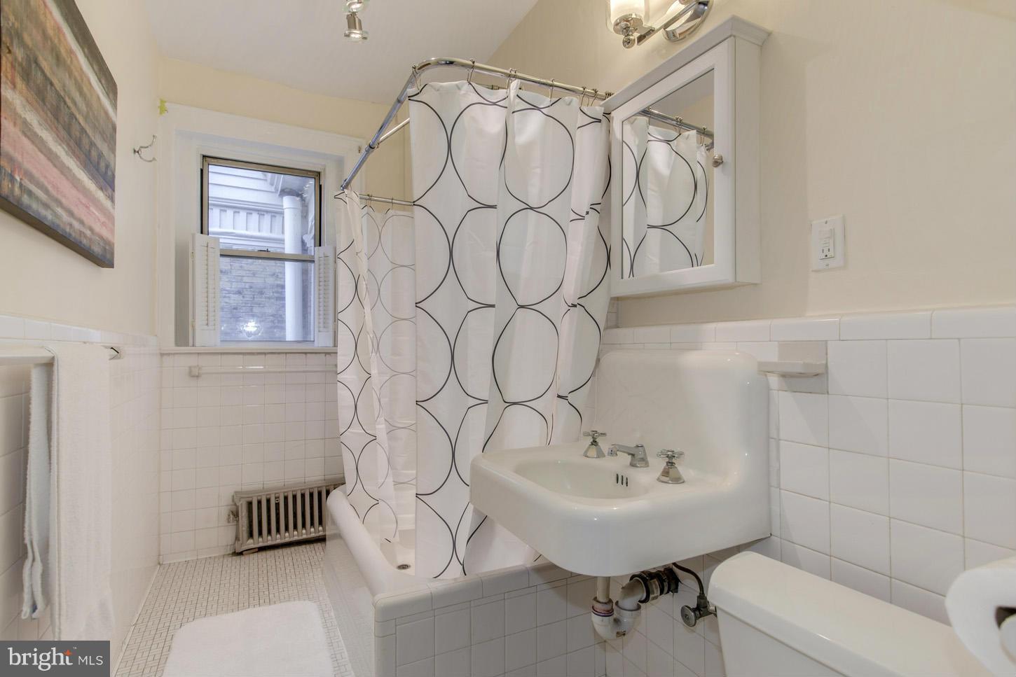 2022 Columbia Road Northwest, Unit 709 Washington, DC 20009 - Photo 13 of 21 Charming Period Bath