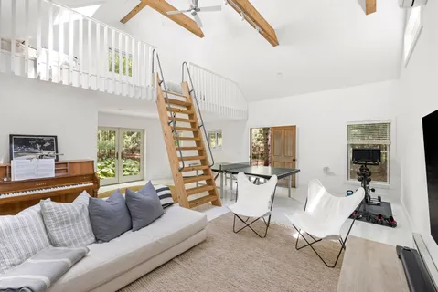 $1,799,000 | 60 Northwest Northwest Landing Road, East Hampton, NY 11937