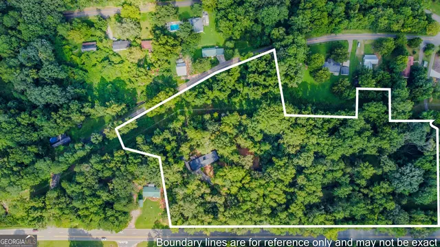 a view of a yard with plants