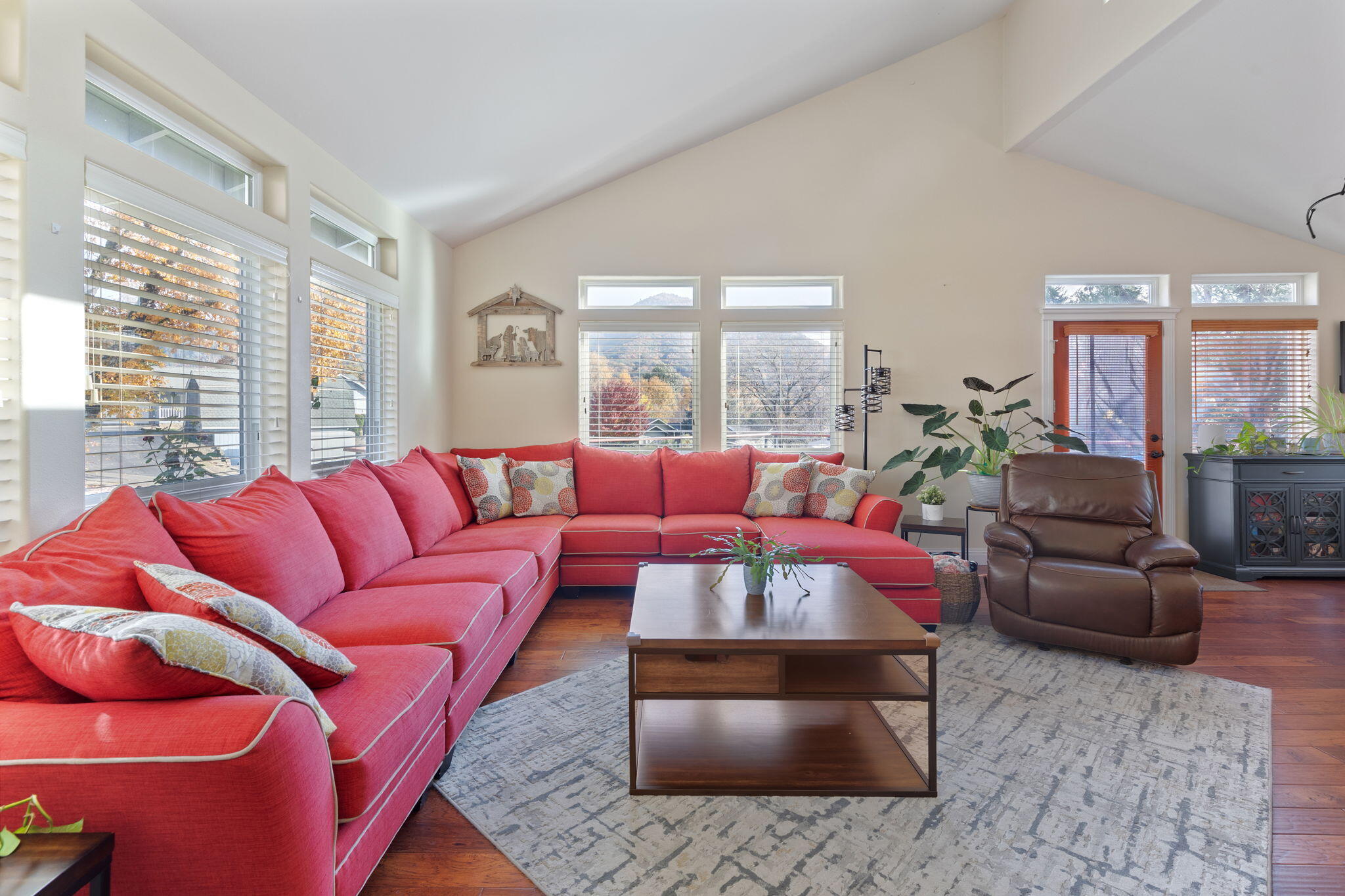 101 Cedar Ridge Terrace Rogue River, OR 97537 - Photo 13 of 36 Living Room