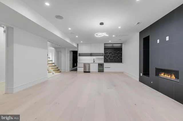 a view of a livingroom with a hall