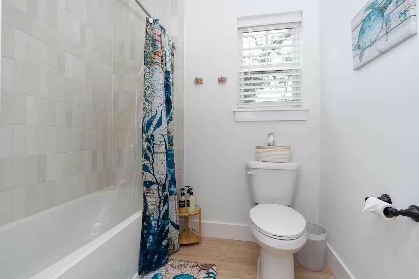 600 Twenty-First Street St. Augustine, FL 32084 - Photo 17 of 32 a bathroom with a toilet a sink and bathtub