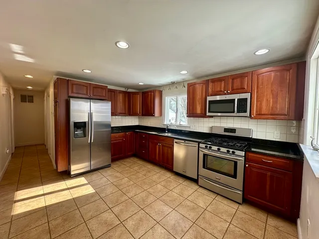 $2,900 | 284 Torrey Street, Brockton, MA 02301