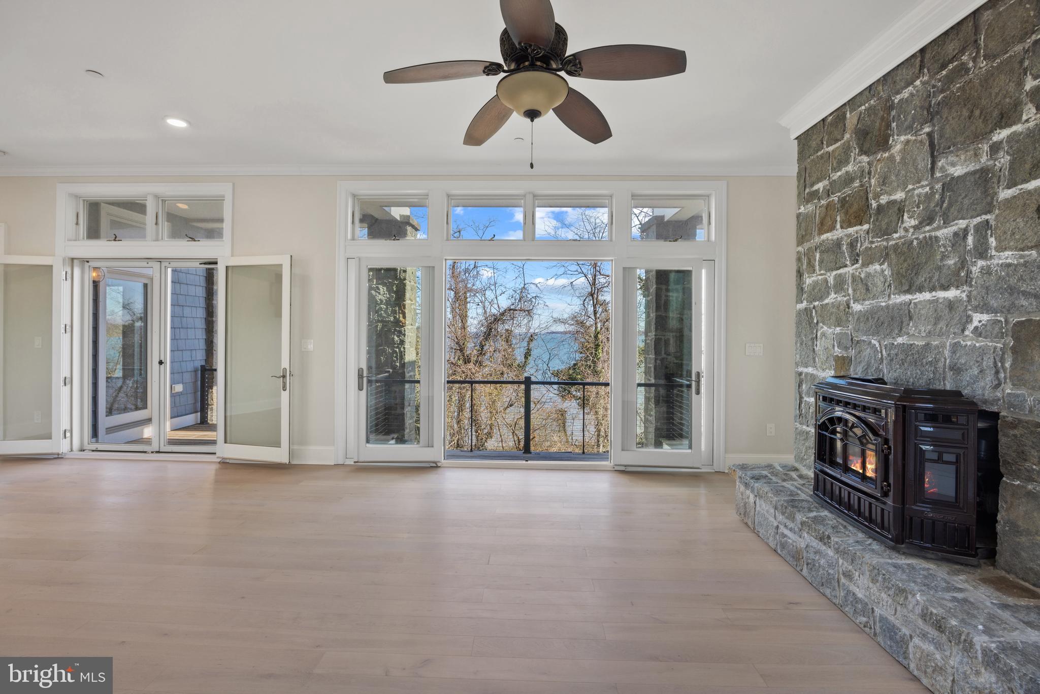 509 Edgewater Road Pasadena, MD 21122 - Photo 25 of 44 Direct access to deck