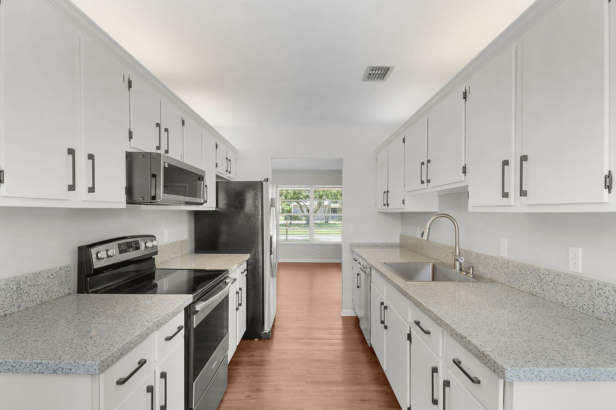 9040 Southeast Hobe Ridge Avenue Hobe Sound, FL 33455 - Photo 5 of 46 Kitchen