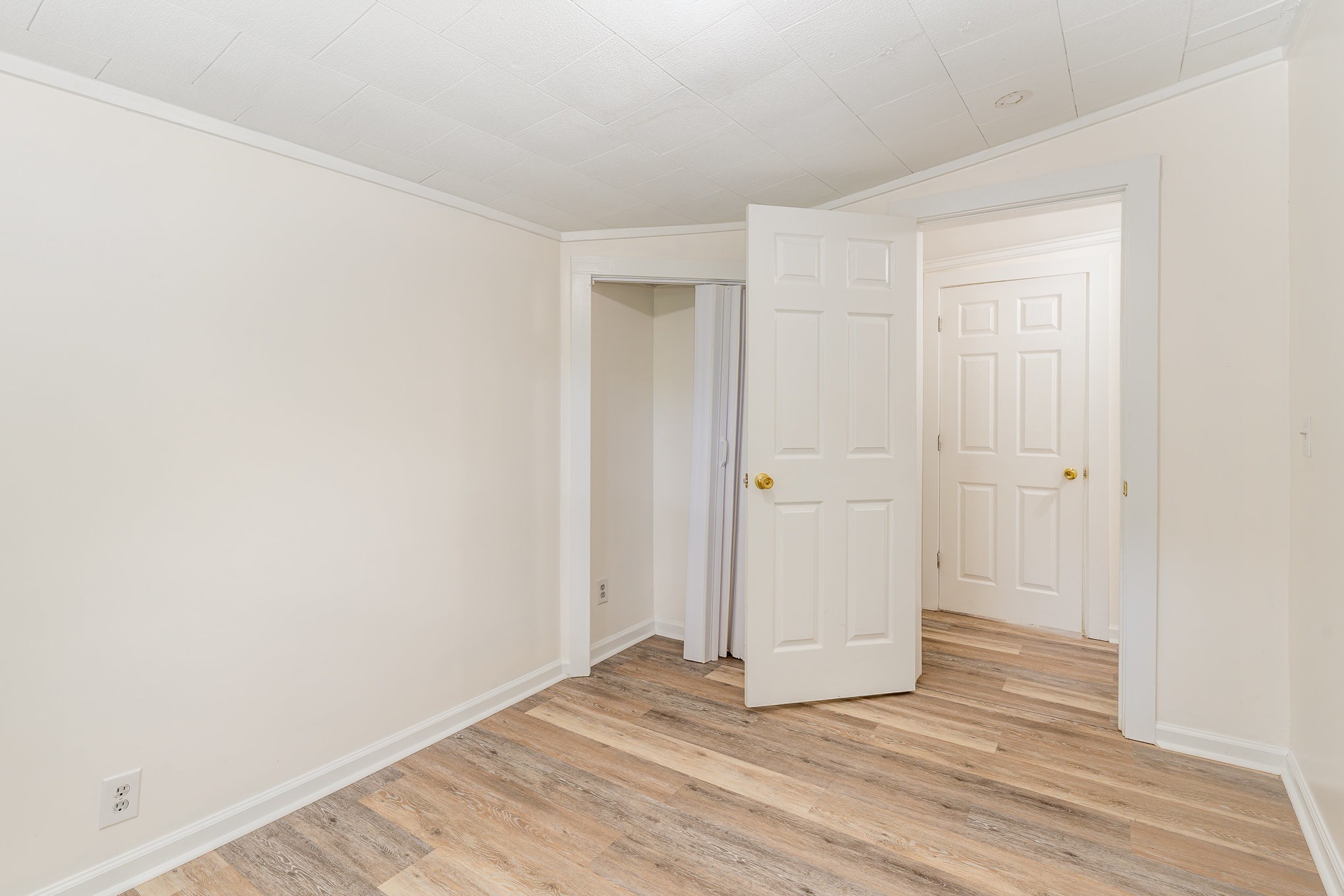 1018 Bridge Street Columbia, TN 38401 - Photo 11 of 18 a view of an empty room and wooden floor