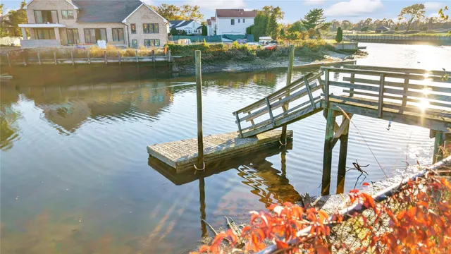 a black and white photo of a living room