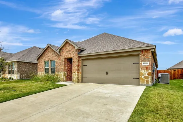 a view of a house with a yard and plants
