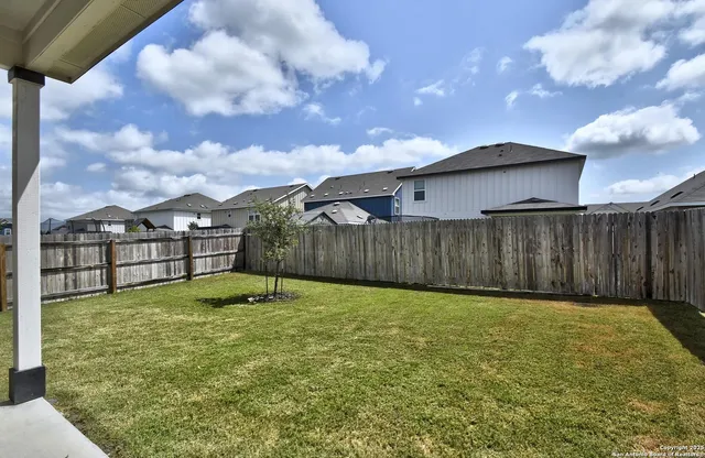 a view of a backyard
