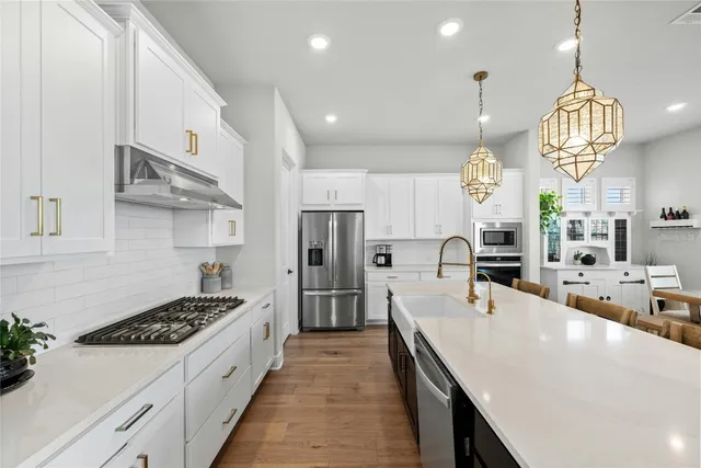 a large kitchen with kitchen island a large island in it