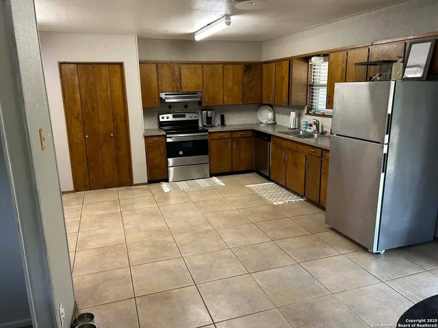 $2,200 | 225 Barcelona Drive, New Braunfels, TX 78130