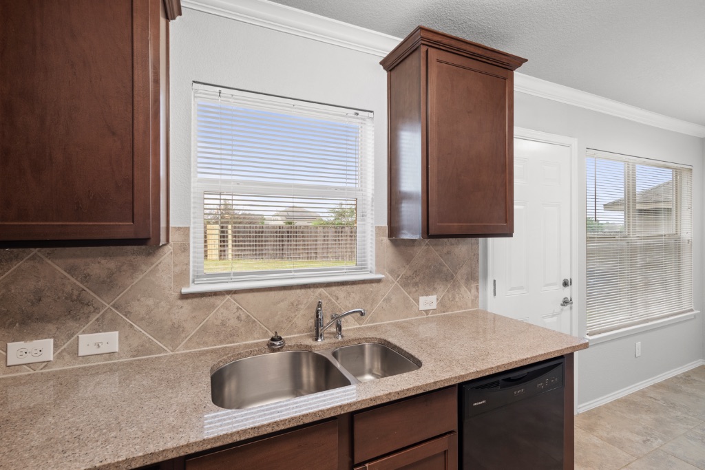 7204 Outfitter Drive Austin, TX 78744 - Photo 10 of 33