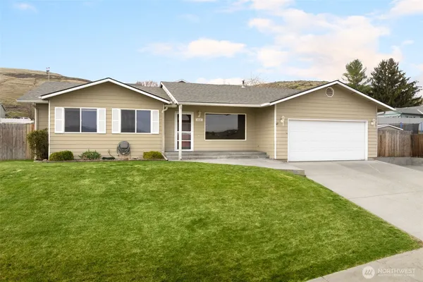 $374,900 | 402 Lacey Avenue, Selah, WA 98942