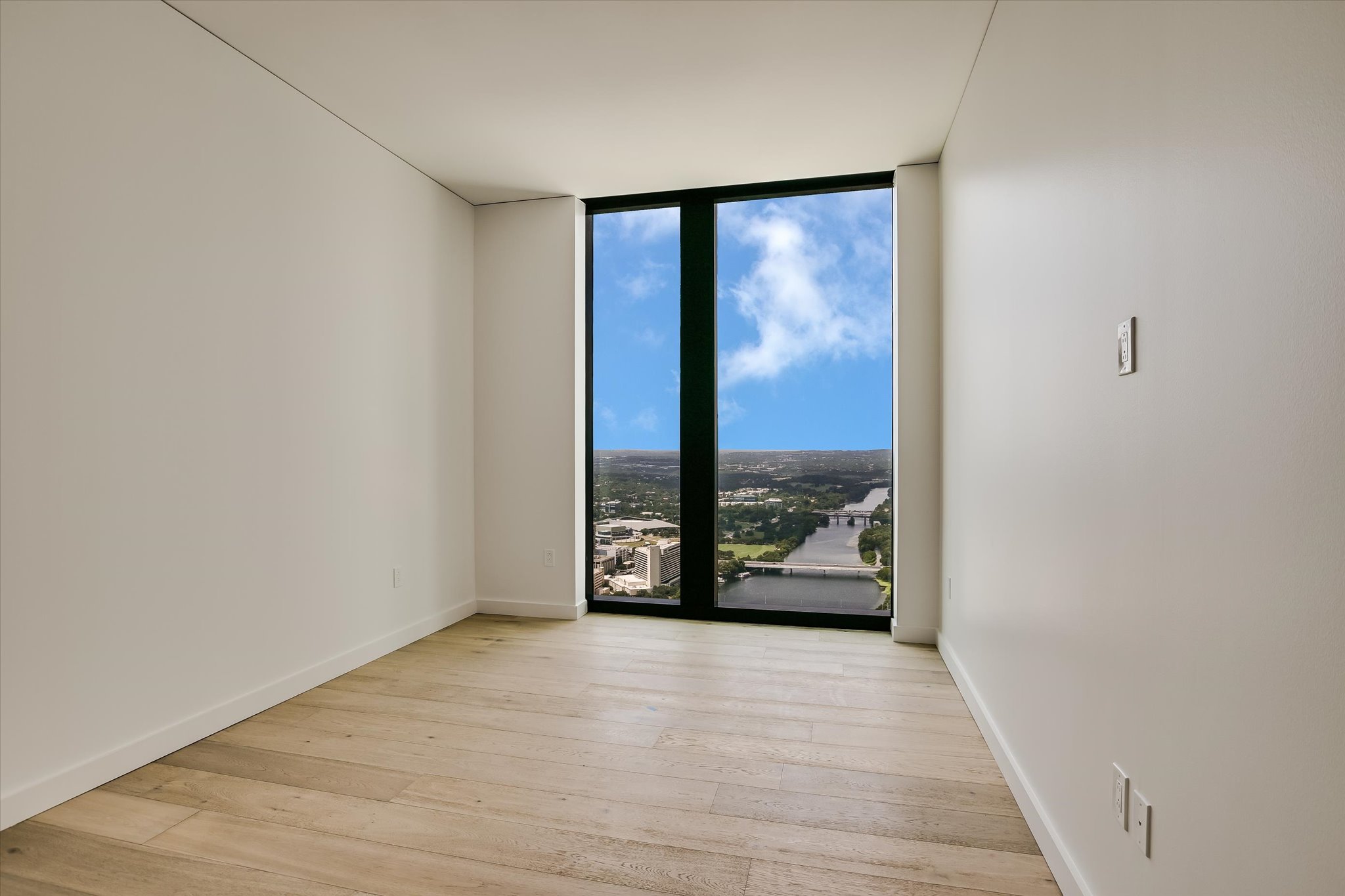 610 Davis Street, Unit 4704 Austin, TX 78701 - Photo 20 of 40 a view of an empty room and window