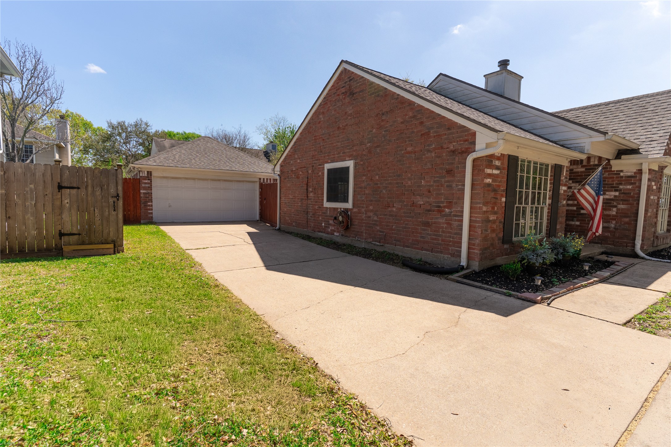 4007 Spring Forest Drive Pearland, TX 77584 - Photo 33 of 39 a front view of house with yard