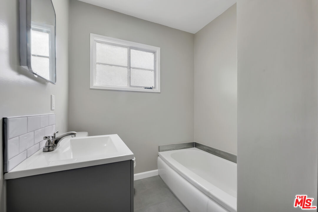 4086 Abourne Road, Unit A Los Angeles, CA 90008 - Photo 22 of 36 a bathroom with a sink and a bathtub