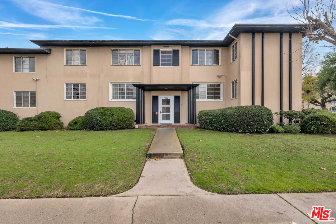 4086 Abourne Road, Unit A Los Angeles, CA 90008 - Photo 33 of 36 a front view of a house with garden