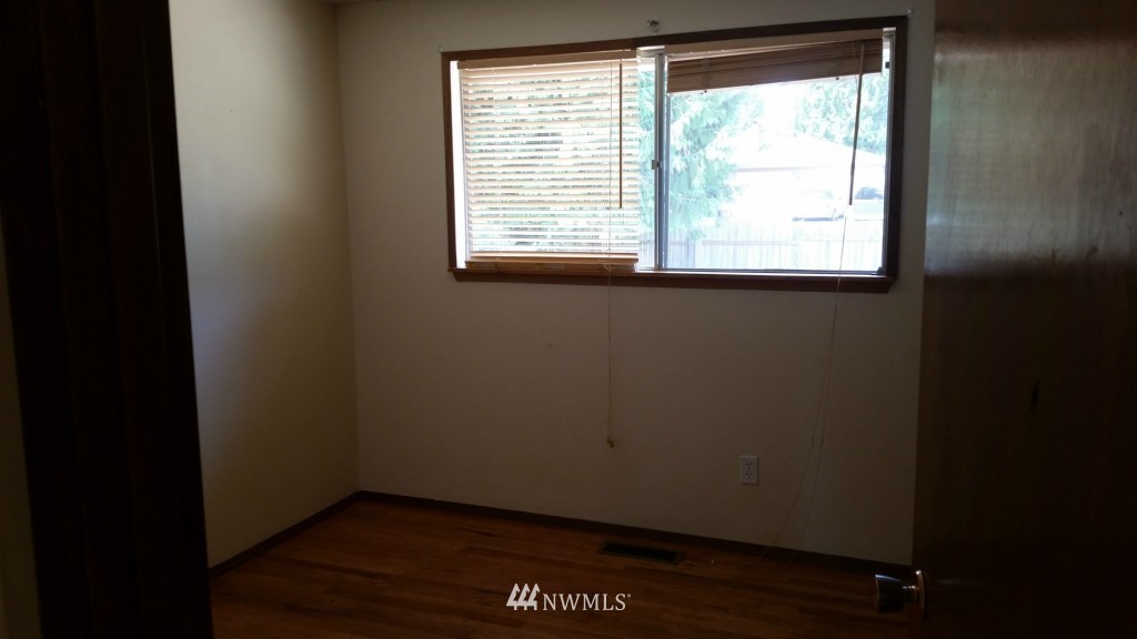 16611 116th Place Southeast Renton, WA 98058 - Photo 5 of 13 Gallery Image 5