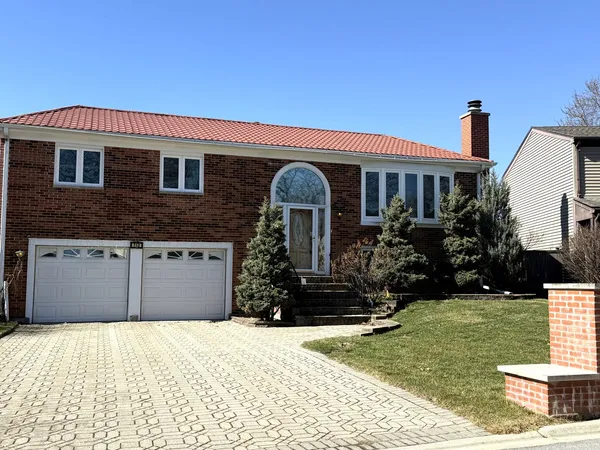 $426,000 | 110 Andover Drive, Roselle, IL 60172
