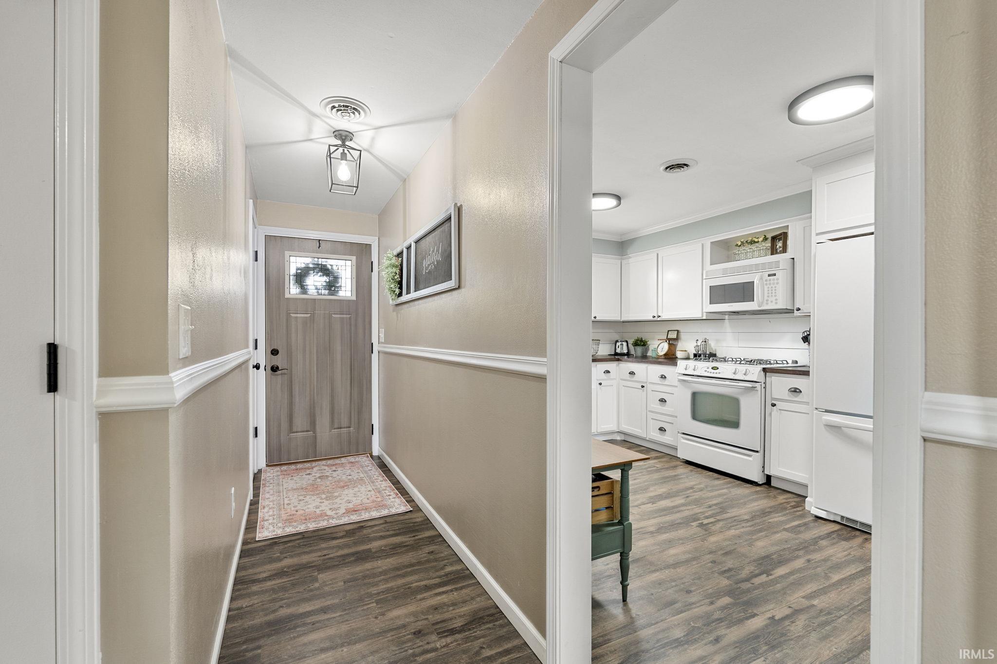 926 Seminary Street Roanoke, IN 46783 - Photo 4 of 36