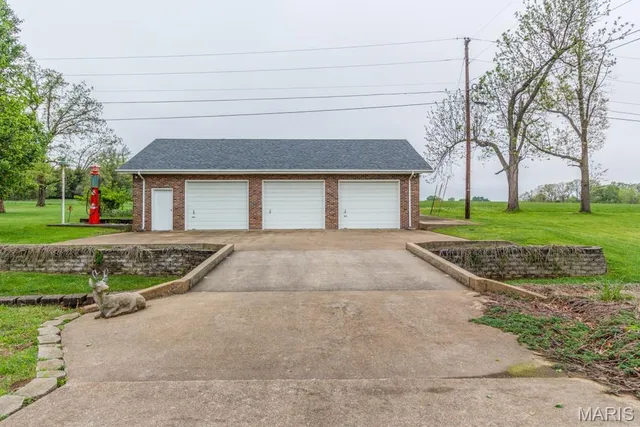 $599,900 | 216 Coach Road, Lebanon, MO 65536