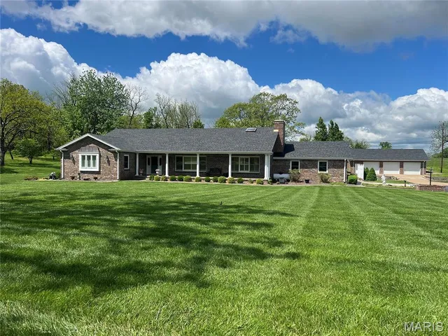 $599,900 | 216 Coach Road, Lebanon, MO 65536