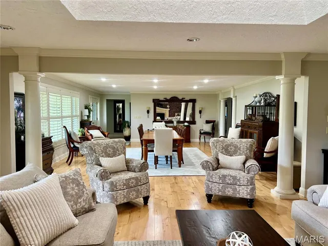 $599,900 | 216 Coach Road, Lebanon, MO 65536