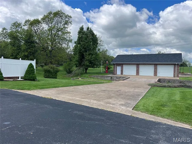 $599,900 | 216 Coach Road, Lebanon, MO 65536