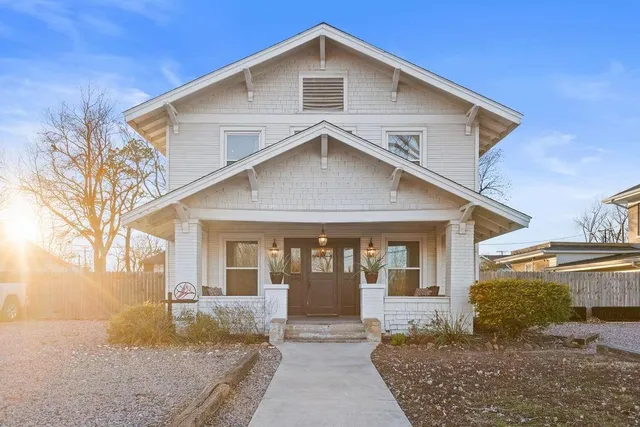 $2,000 | 915 North Center Street, Bonham, TX 75418