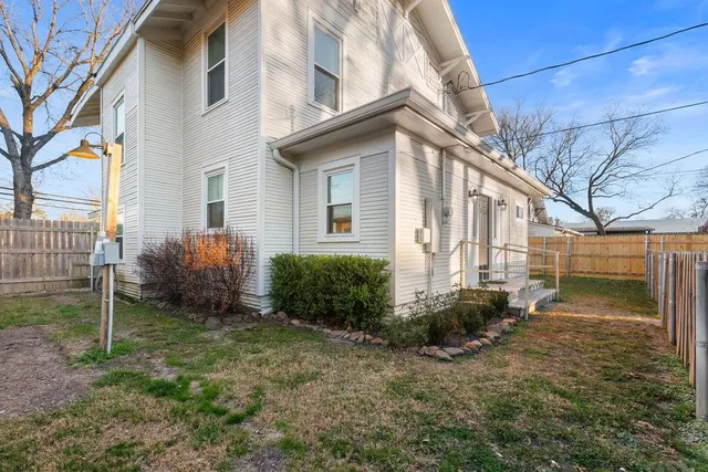 $2,000 | 915 North Center Street, Bonham, TX 75418