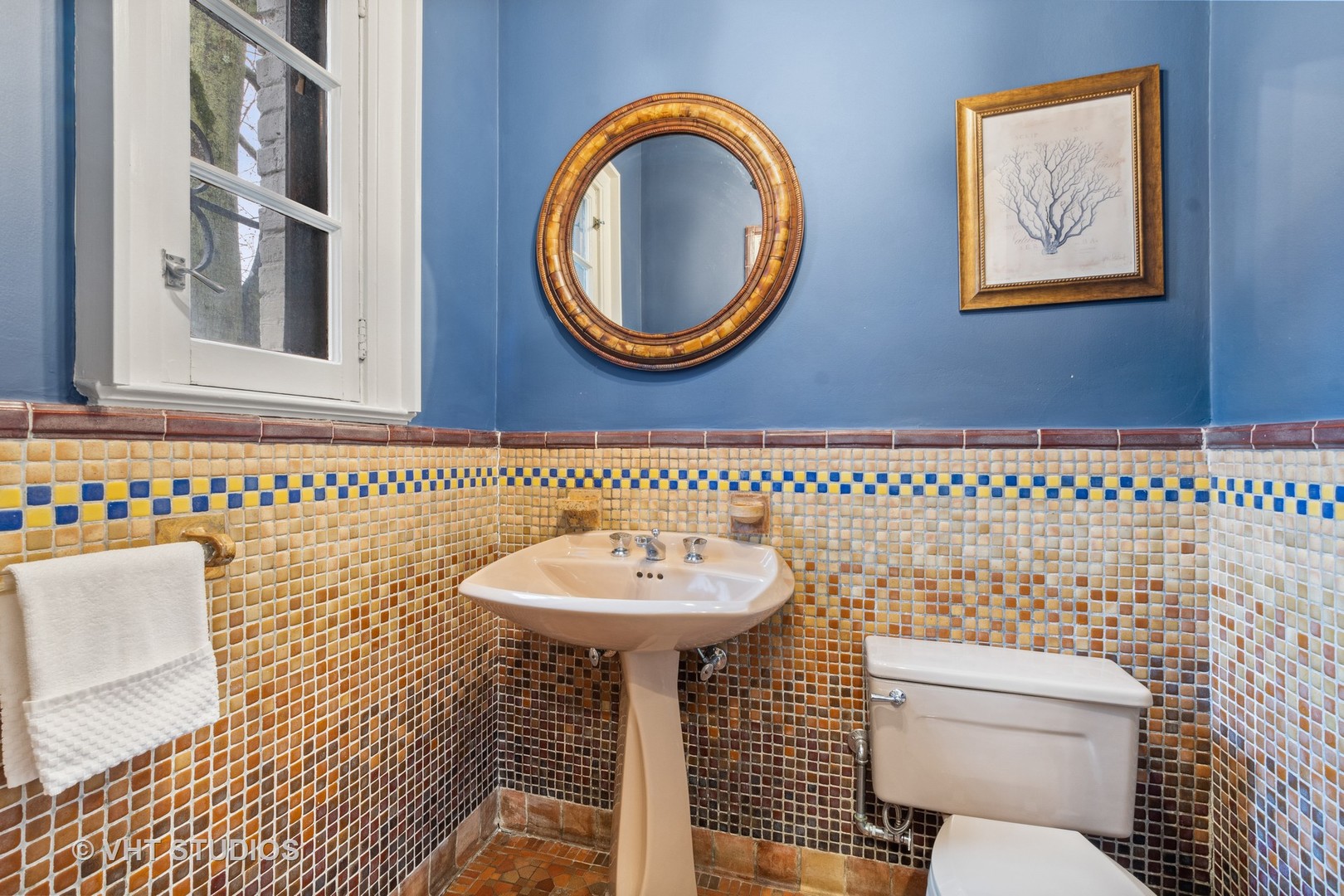 1081 Sheridan Road Highland Park, IL 60035 - Photo 20 of 28 a bathroom with a toilet a sink and a mirror
