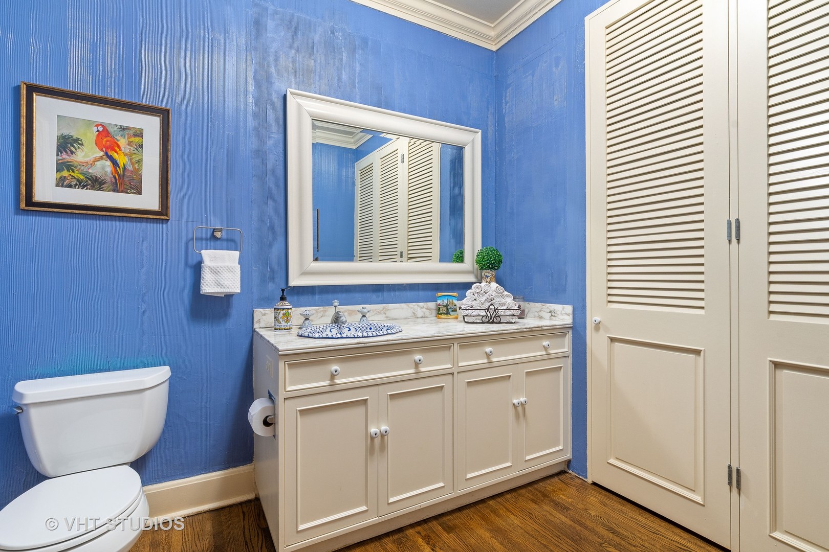 1081 Sheridan Road Highland Park, IL 60035 - Photo 21 of 28 a bathroom with a toilet a sink and mirror
