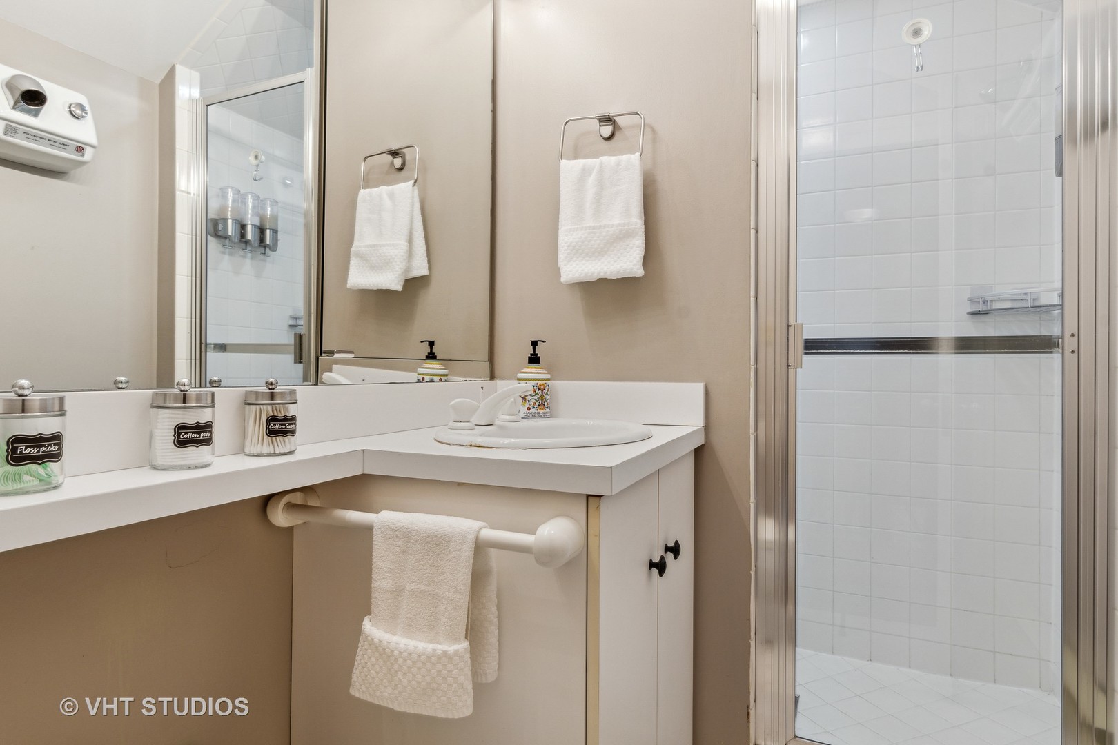 1081 Sheridan Road Highland Park, IL 60035 - Photo 24 of 28 a bathroom with a sink and a mirror
