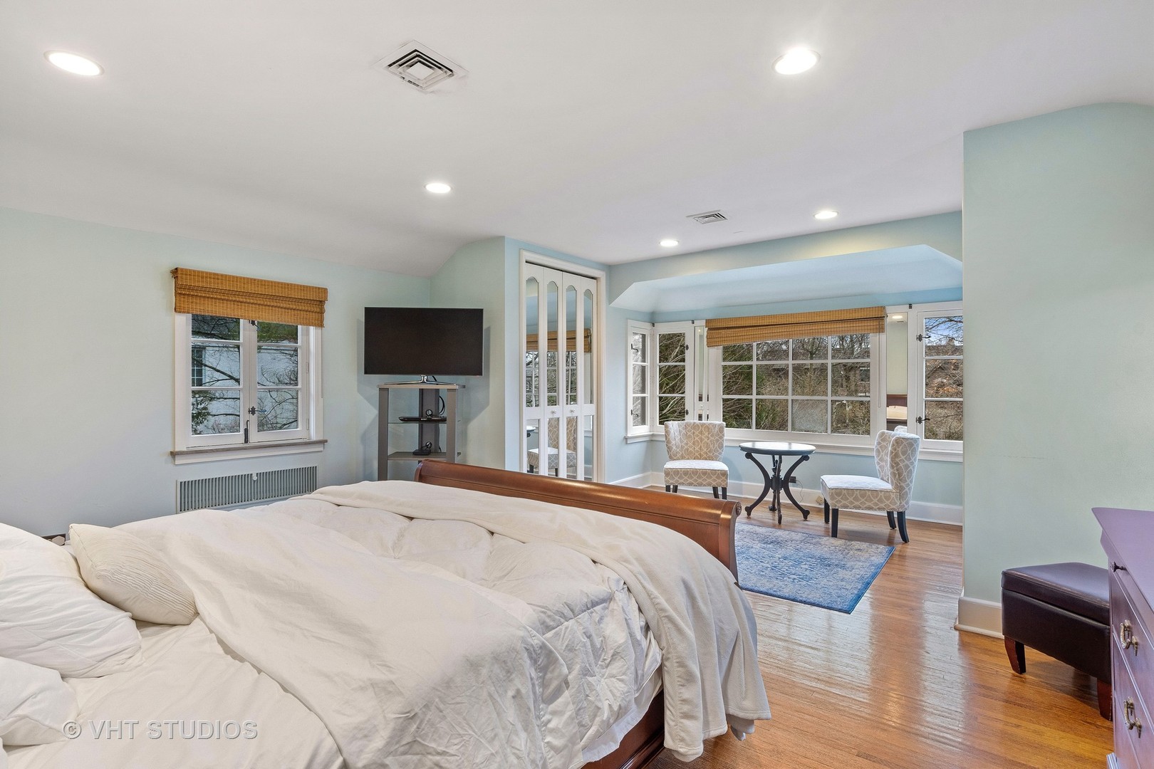 1081 Sheridan Road Highland Park, IL 60035 - Photo 28 of 28 a spacious bedroom with a bed and a flat screen tv