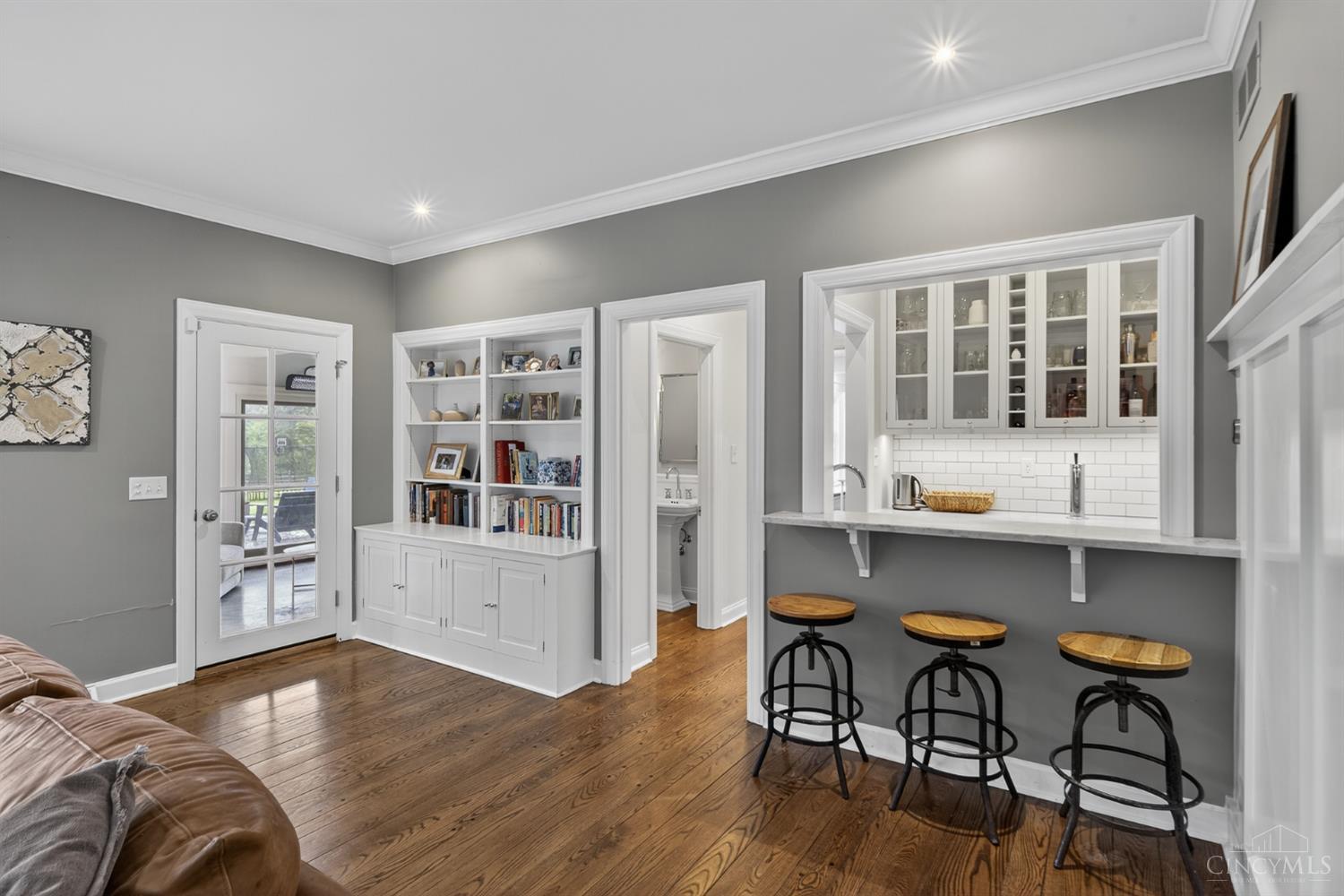5055 Drake Road Cincinnati, OH 45243 - Photo 7 of 45