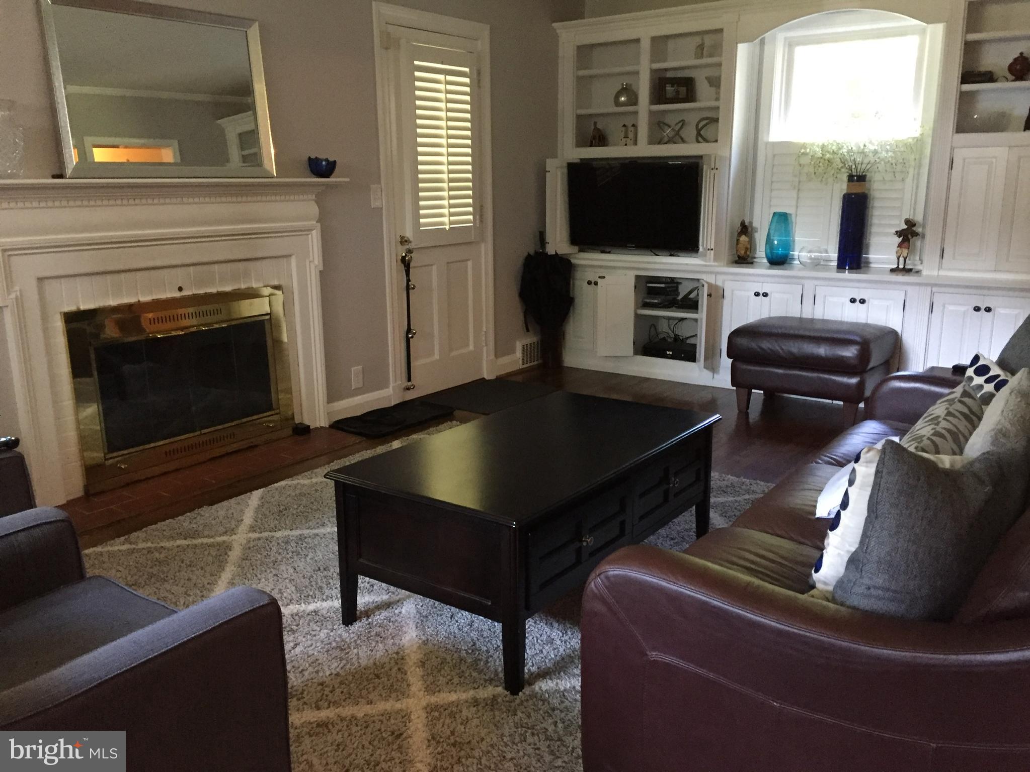 7114 Wardman Road Baltimore, MD 21212 - Photo 3 of 10 Huge living room with built ins