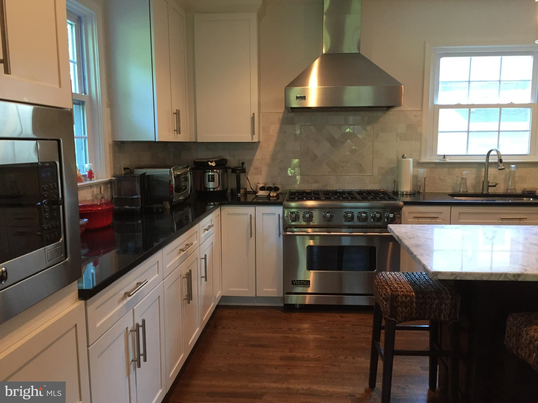 7114 Wardman Road Baltimore, MD 21212 - Photo 9 of 10 6-burner viking stove