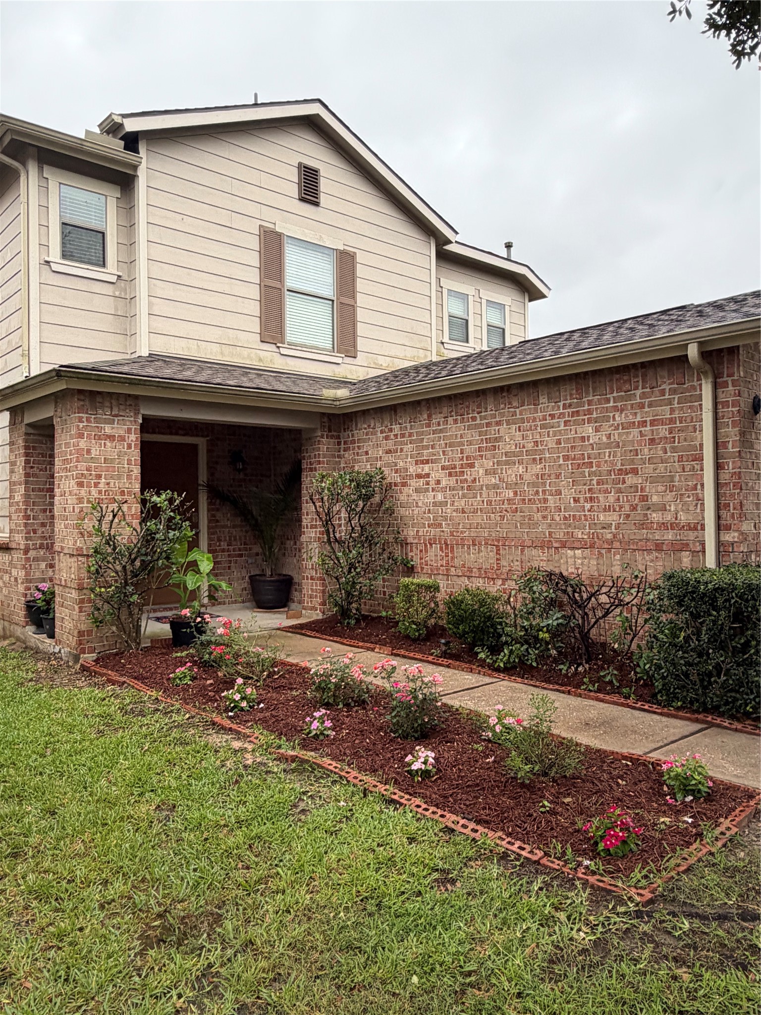 3131 Peachstone Place Spring, TX 77389 - Photo 2 of 20 a view of a house with backyard and garden