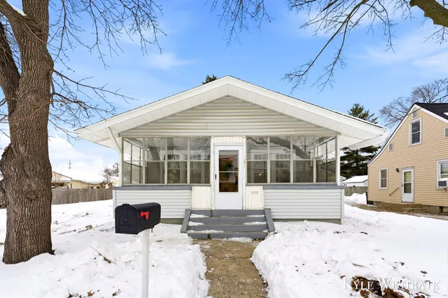 $239,900 | 341 Holly Street Southwest, Wyoming, MI 49548