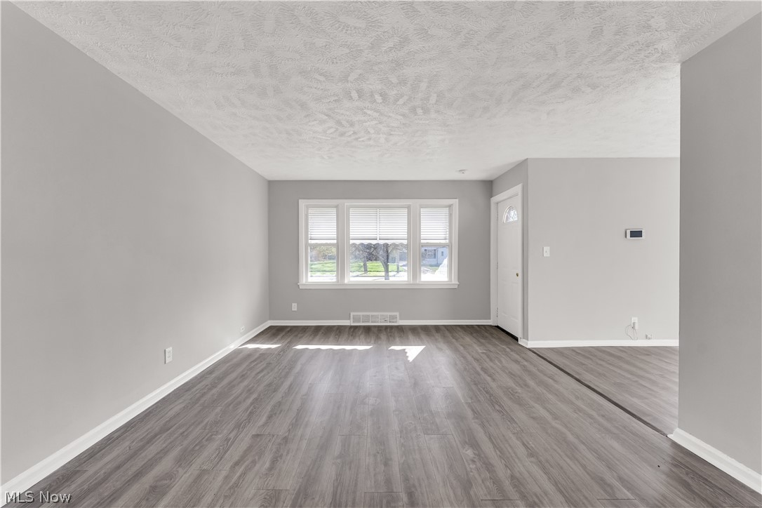 2521 Greenvale Road Cleveland, OH 44121 - Photo 4 of 23